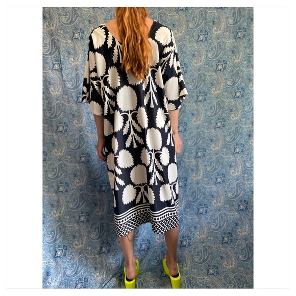 Vintage maxi dress or night gown low neck flower pattern black and white woven - Picture 3 of 6